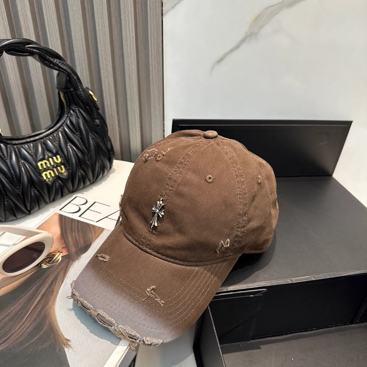 P70 Crow Heart 🆕🆕New baseball cap, stylish and classic cross logo, casual with a cool feeling, unisex style, same style for men and women! Very easy to match! Head circumference: 56-58cm is available